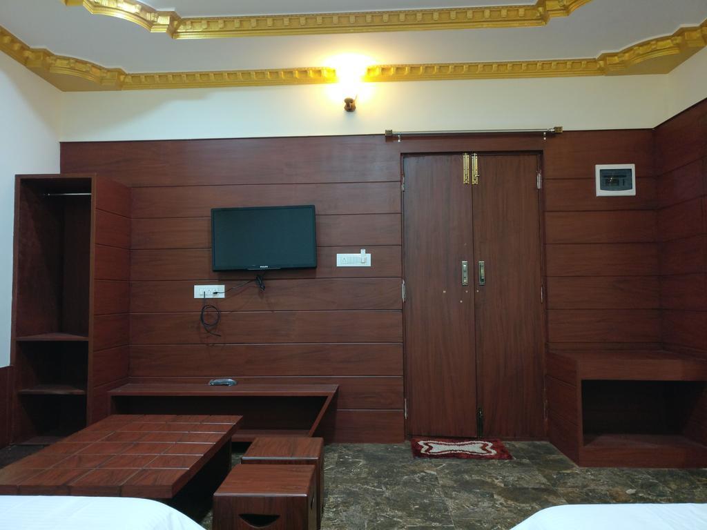 The Shades Holiday Inn Kushalnagar Exterior photo